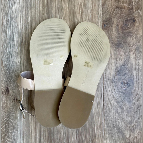 BCBGeneration Sandals Beige Gold
Metal Logo Sz 8 EUC - Picture 5 of 5
